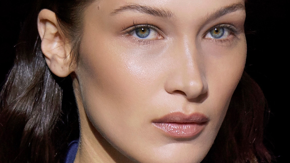 Úzké obočí Bella Hadid