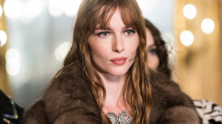 Nejkrásnější ofina pro jemné vlasy: Rebelskou torn bangs na podzim 2025 milují i stylové Francouzky