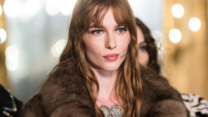 Trendy ofina torn bangs
