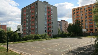 Kočárkárny, sušárny a společné chodby fungovaly jako centrum sousedského života i výměny drbů. Lidé si půjčovali cukr, vrtačky i informace o tom, kde zrovna mají banány.
Kočárkárny, sušárny a společné chodby fungovaly jako centrum sousedského života i výměny drbů. Lidé si půjčovali cukr, vrtačky i informace o tom, kde zrovna mají banány.