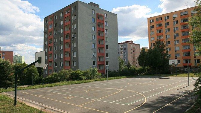 Kočárkárny, sušárny a společné chodby fungovaly jako centrum sousedského života i výměny drbů. Lidé si půjčovali cukr, vrtačky i informace o tom, kde zrovna mají banány.
