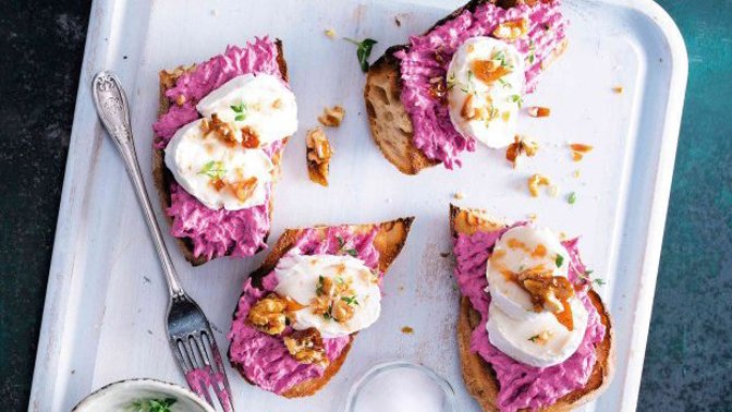 Recept: Bruschetta s pomazánkou z červené řepy & karamelizovanými ořechy Recept: Bruschetta s pomazánkou z červené řepy & karamelizovanými ořechy
