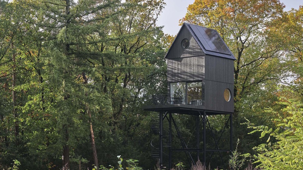 Chata Nest v holandském národním parku Hoge Veluwe nabízí jedinečné bydlení vysoko mezi korunami stromů. Díky inspiraci v ptačí budce a citlivému přístupu architektů dokonale splývá s okolní přírodou a poskytuje útočiště nejen lidem, ale i ptákům a netopýrům.
Chata Nest v holandském národním parku Hoge Veluwe nabízí jedinečné bydlení vysoko mezi korunami stromů. Díky inspiraci v ptačí budce a citlivému přístupu architektů dokonale splývá s okolní přírodou a poskytuje útočiště nejen lidem, ale i ptákům a netopýrům.