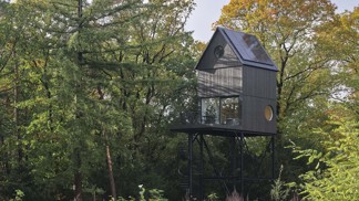 Chata Nest v holandském národním parku Hoge Veluwe nabízí jedinečné bydlení vysoko mezi korunami stromů. Díky inspiraci v ptačí budce a citlivému přístupu architektů dokonale splývá s okolní přírodou a poskytuje útočiště nejen lidem, ale i ptákům a netopýrům.
