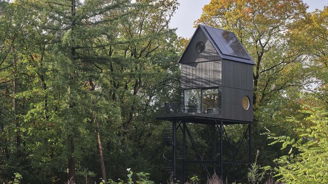 Chata Nest v holandském národním parku Hoge Veluwe nabízí jedinečné bydlení vysoko mezi korunami stromů. Díky inspiraci v ptačí budce a citlivému přístupu architektů dokonale splývá s okolní přírodou a poskytuje útočiště nejen lidem, ale i ptákům a netopýrům.
