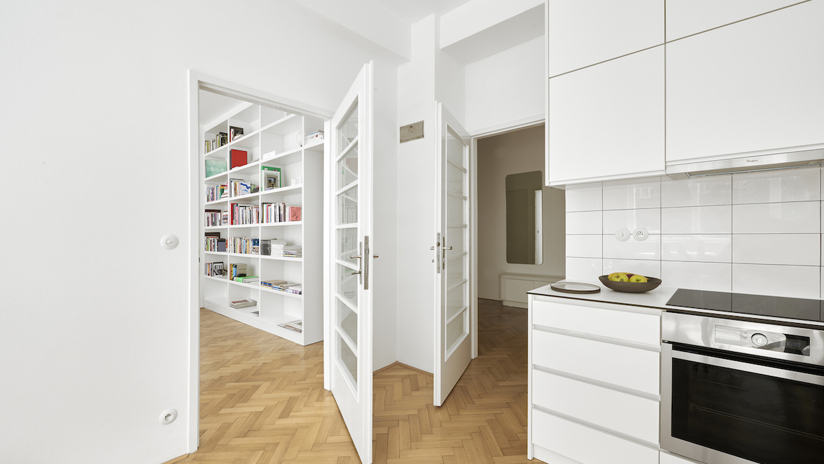 Rekonstrukce vinohradského bytu probíhala úzkou spoluprací majitele a architektů