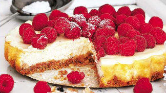 Tvarohový koláč s bílou čokoládou, malinami a vůní vanilky
