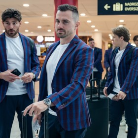 Jakub s dalšími hokejisty před odletem na letošní mistrovství světa