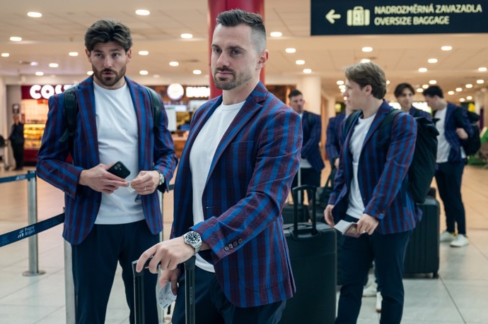 Jakub s dalšími hokejisty před odletem na letošní mistrovství světa