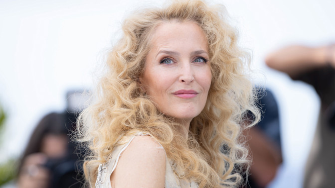 Velké vlasy jsou zpět! Gillian Anderson oslnila retro kudrlinami a její kadeřník ukázal, jak na ně