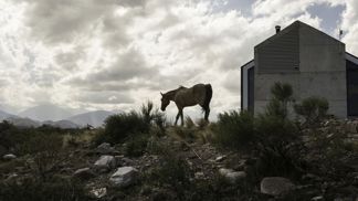 Přáli si postavit kamenné přístřeší podobné stodole, výsledek práce architektů je fascinující