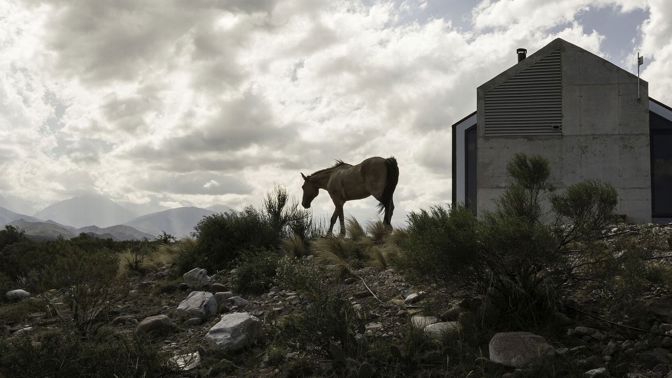 Přáli si postavit kamenné přístřeší podobné stodole, výsledek práce architektů je fascinující