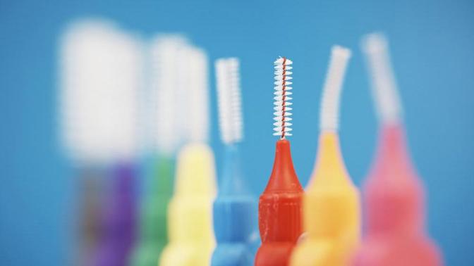 Jak vybrat správné pomůcky pro dentální hygienu?