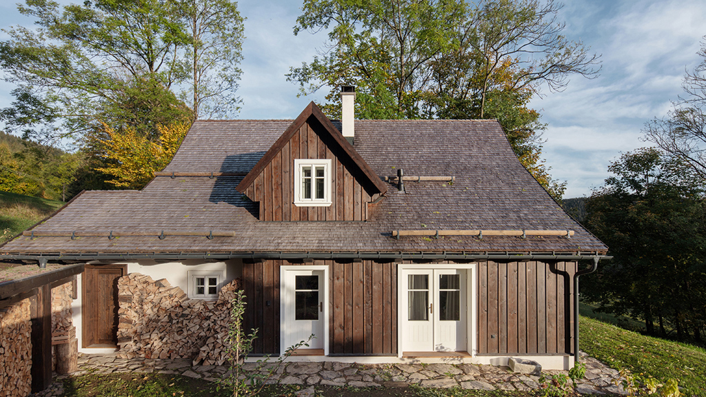 Odhaltte tajemství záhadné chaloupky v Jizerských horách: Nový pohled na tradiční architekturu s jedinečným interiérem Odhaltte tajemství záhadné chaloupky v Jizerských horách: Nový pohled na tradiční architekturu s jedinečným interiérem