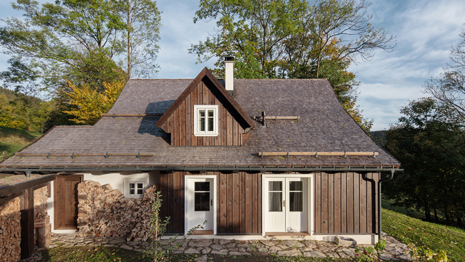 Odhaltte tajemství záhadné chaloupky v Jizerských horách: Nový pohled na tradiční architekturu s jedinečným interiérem 