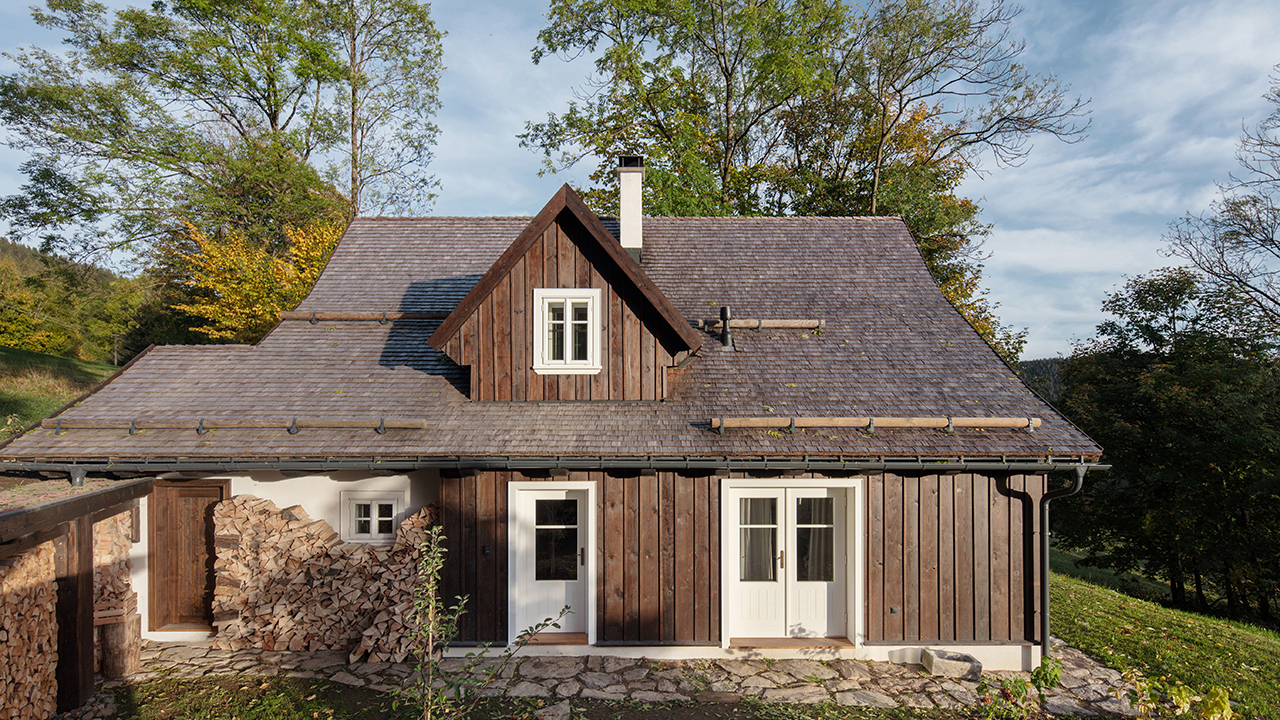 Odhaltte tajemství záhadné chaloupky v Jizerských horách: Nový pohled na tradiční architekturu s jedinečným interiérem 