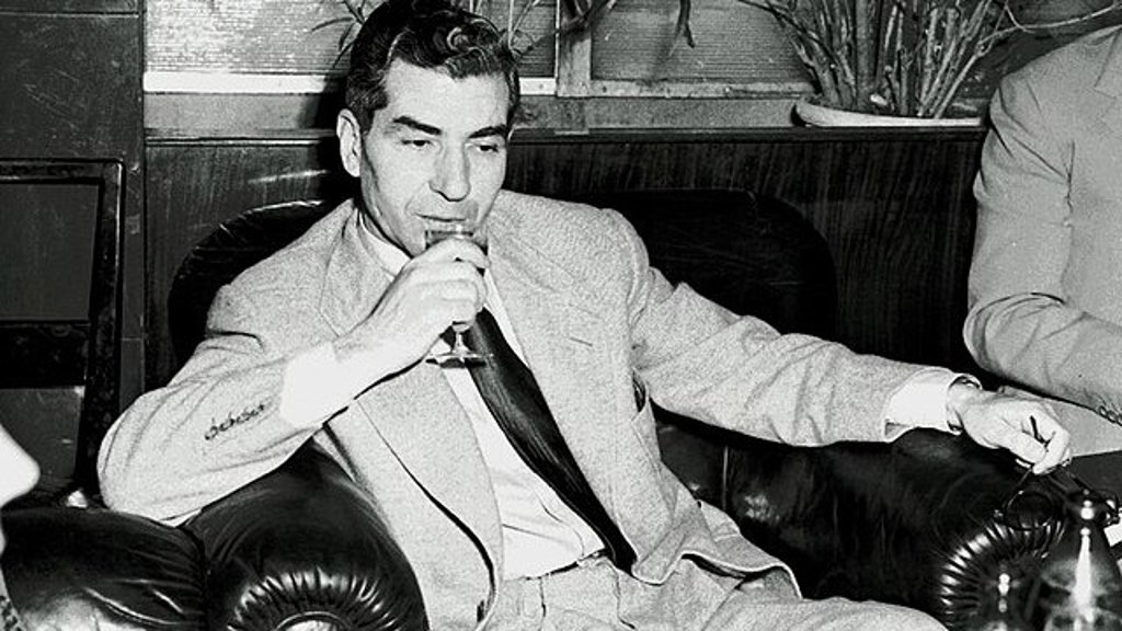 Lucky Luciano: Mafiánský boss proslul drsnými válkami gangů a snahou o sjednocení mafie. Za války pomáhal policii Lucky Luciano: Mafiánský boss proslul drsnými válkami gangů a snahou o sjednocení mafie. Za války pomáhal policii