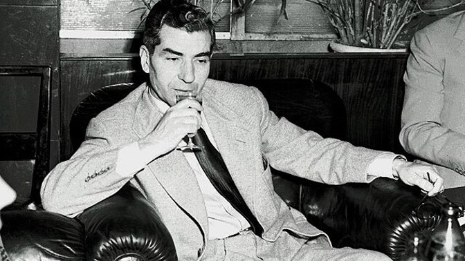Lucky Luciano: Mafiánský boss proslul drsnými válkami gangů a snahou o sjednocení mafie. Za války pomáhal policii