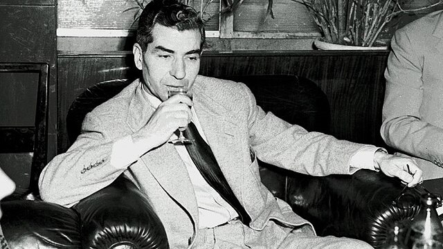Lucky Luciano: Mafiánský boss proslul drsnými válkami gangů a snahou o sjednocení mafie. Za války pomáhal policii