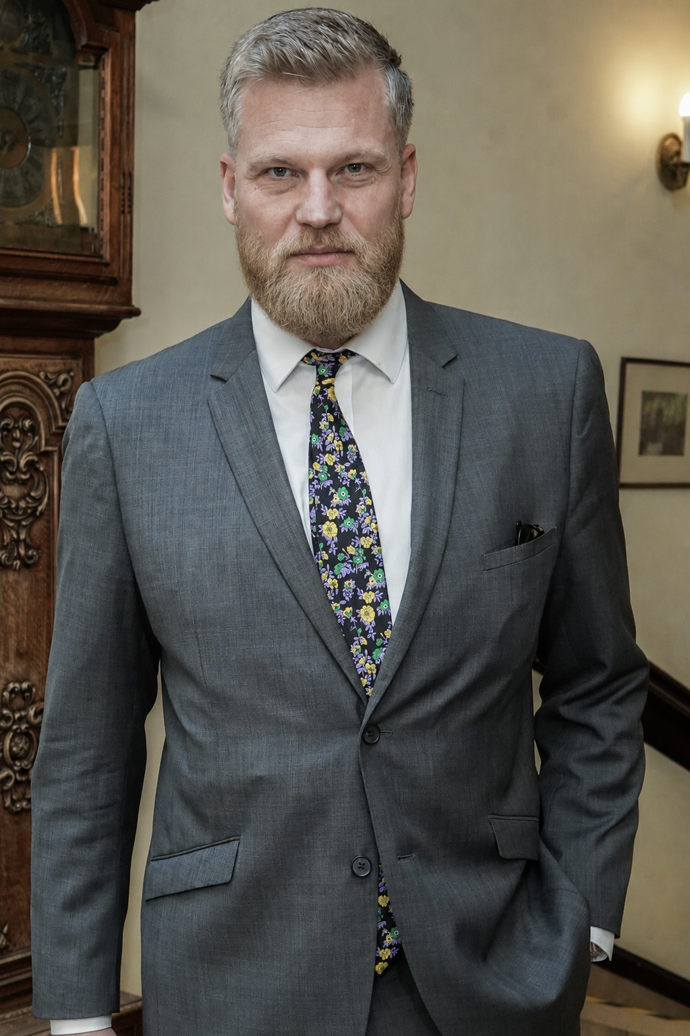 Přitom vypadá s blond plnovousem jako drsný bojovník MMA.