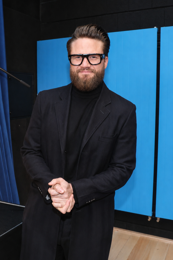 Ve vousech působí jako intelektuál a trendy hipster. Novodobý skladatel si tuhle image klidně může dovolit. 