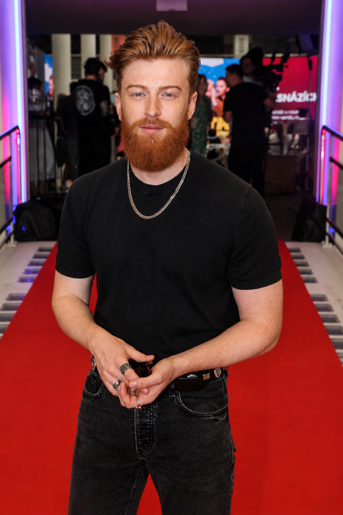 Zpěvák by si ale poradil i s image odbojného zrzavého vikinga. 