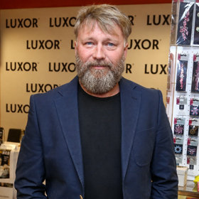 Charisma mu zůstává i s pořádným vousem na bradě. 