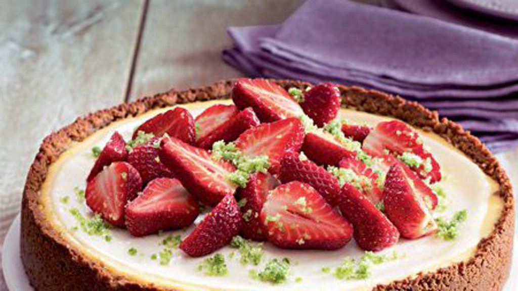 Cheescake s jahodami a bazalkovým cukrem Cheescake s jahodami a bazalkovým cukrem