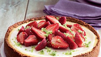 Cheescake s jahodami a bazalkovým cukrem