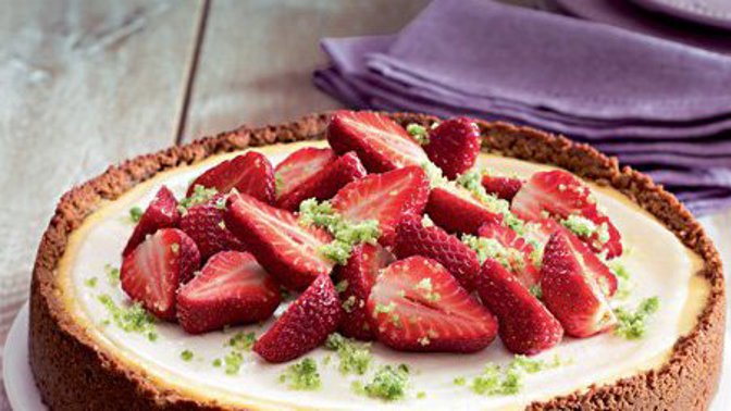 Cheescake s jahodami a bazalkovým cukrem