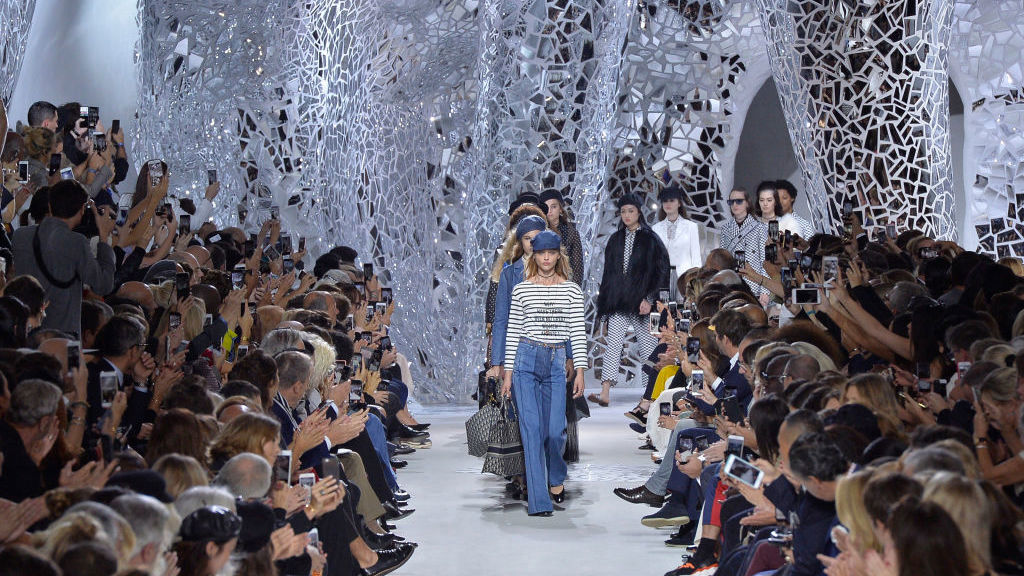 Christian Dior spring/summer 2018
V pařížském muzeu Rodin vytvořila Maria Grazia Chiuri zrcadlovou jeskyni.
Christian Dior spring/summer 2018
V pařížském muzeu Rodin vytvořila Maria Grazia Chiuri zrcadlovou jeskyni.
