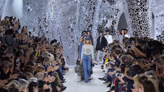 Christian Dior spring/summer 2018

V pařížském muzeu Rodin vytvořila Maria Grazia Chiuri zrcadlovou jeskyni.
