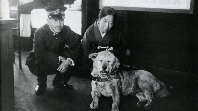 Hačikó na stanici Šibuja kolem roku 1933 s přednostou stanice. 
