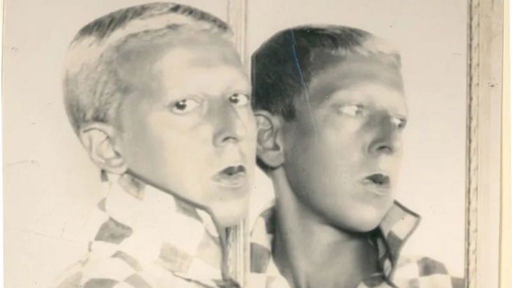 Ve svých dílech se Claude Cahun často věnuje zkoumání genderové identity.
Ve svých dílech se Claude Cahun často věnuje zkoumání genderové identity.