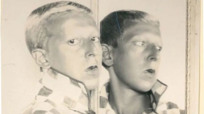 Ve svých dílech se Claude Cahun často věnuje zkoumání genderové identity.
