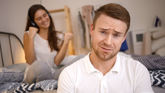 Paní Míša s partnerem žili spokojeným životem, kdy se oba spravedlivě dělili o své náklady na život. Jenže teď už je toho dost. David si buď do tří měsíců najde práci, nebo s ním paní Míša vztah ukončí.

