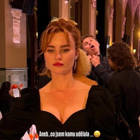 Hokejová legenda nechtěně narušila fotku Mary.