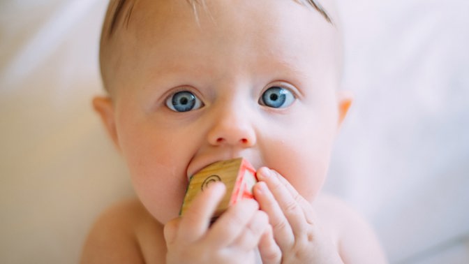 Studie: Kdy je nejlepší mít dítě? Těhotenství před svatbou zvyšuje riziko rozchodu, dítě do roka od svatby ho naopak znižuje