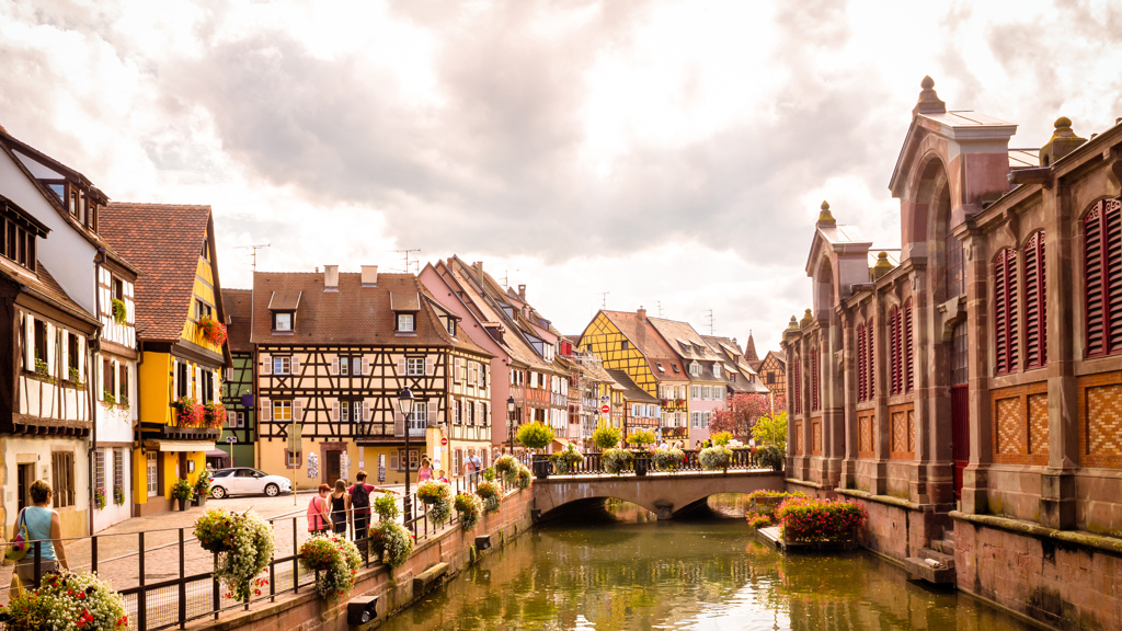Colmar
Město o něco menší než Štrasburk, avšak mu velmi podobné se nachází jen kousek od vesničky Eguisheim. Jako ve Štrasburku můžete navštívit Malou Francii, zde se rozprostírají Malé Benátky (Petite Venise). Nechybí opět spoustu malých kavárniček a obchůdků, kde si můžete výlet do Colmaru zpříjemnit. Zajímavostí je, že Colmar je rodištěm autora newyorské sochy Svobody Frédérica Augusta Bartholdiho. V roce 2004 zde proto byla vztyčena Lady Liberty, replika sochy Svobody vysoká dvanáct metrů.
Colmar
Město o něco menší než Štrasburk, avšak mu velmi podobné se nachází jen kousek od vesničky Eguisheim. Jako ve Štrasburku můžete navštívit Malou Francii, zde se rozprostírají Malé Benátky (Petite Venise). Nechybí opět spoustu malých kavárniček a obchůdků, kde si můžete výlet do Colmaru zpříjemnit. Zajímavostí je, že Colmar je rodištěm autora newyorské sochy Svobody Frédérica Augusta Bartholdiho. V roce 2004 zde proto byla vztyčena Lady Liberty, replika sochy Svobody vysoká dvanáct metrů.