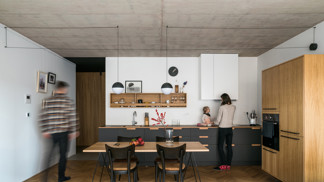 Pro svou rodinu navrhl architekt byt s jasně definovanými zónami