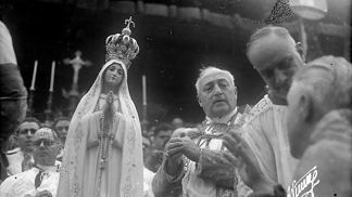 Korunovace sochy Panny Marie z Fatimy 13. května 1946 kardinálem Benedetto Aloisi Masella
