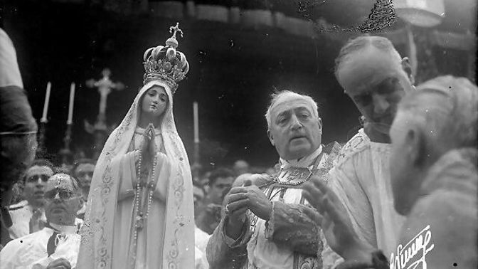 Korunovace sochy Panny Marie z Fatimy 13. května 1946 kardinálem Benedetto Aloisi Masella
