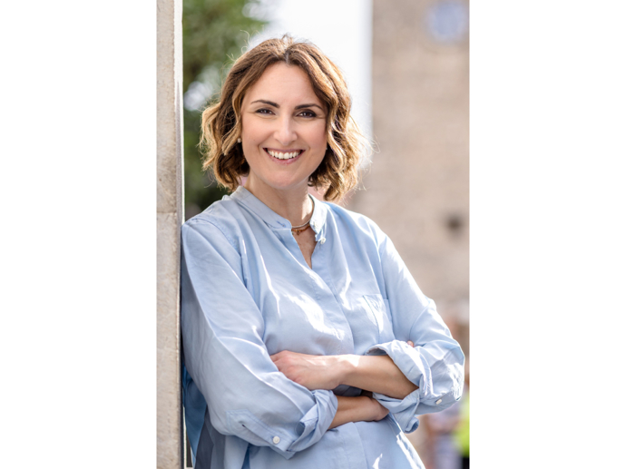 Cristina Cassar Scalia, rodačka ze sicilského Notu, se proslavila čtenářsky úspěšnou sérií detektivních románů s šéfkou oddělení vražd Vaninou.