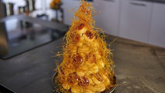 Obdivujete croquembouche, ale na vlastní si netroufáte? Helena Fléglová vás povede krok za krokem 