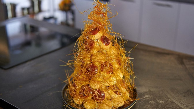 Obdivujete croquembouche, ale na vlastní si netroufáte? Helena Fléglová vás povede krok za krokem 