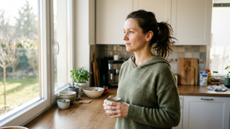 Veronika (34): Myslela jsem, že mě tchyně nenávidí. Pak jsem zaslechla, co šeptá v prázdné kuchyni