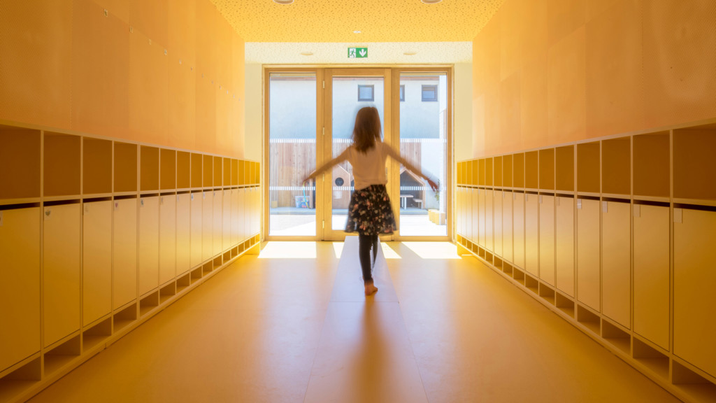 Nová školka snů ve Šlapanicích: Hravá architektura, střešní učebna i zahrada plná možností