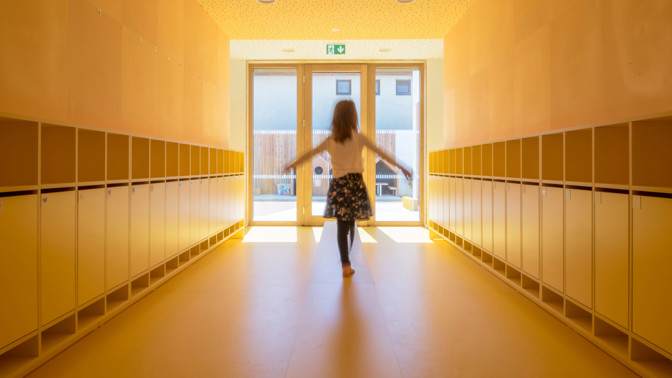 Nová školka snů ve Šlapanicích: Hravá architektura, střešní učebna i zahrada plná možností