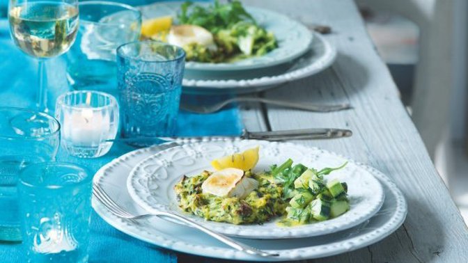 Recept proti jarní únavě: Cuketové placičky s okurkovým salátkem Recept proti jarní únavě: Cuketové placičky s okurkovým salátkem