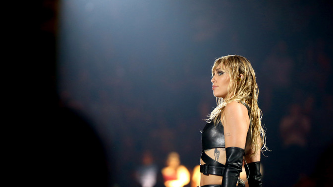 Miley Cyrus (dcera Billyho Raye Cyruse)
Miley Cyrus začínala svou kariéru po boku svého otce Billyho Raye Cyruse, který působí jako skladatel, zpěvák a herec, když s ním hrála v seriálu Hannah Montana (2006-2011) na Disney Channelu. Od té době se její kariéra výrazně posunula a vyrovnala, možná dokonce předčila, tu otcovu. Dnes ji lidé znají jako ji samotnou, jelikož je ikonickou zpěvačkou. To dokázala svým nedávno vydaným singlem Flowers.
Miley Cyrus (dcera Billyho Raye Cyruse)
Miley Cyrus začínala svou kariéru po boku svého otce Billyho Raye Cyruse, který působí jako skladatel, zpěvák a herec, když s ním hrála v seriálu Hannah Montana (2006-2011) na Disney Channelu. Od té době se její kariéra výrazně posunula a vyrovnala, možná dokonce předčila, tu otcovu. Dnes ji lidé znají jako ji samotnou, jelikož je ikonickou zpěvačkou. To dokázala svým nedávno vydaným singlem Flowers.